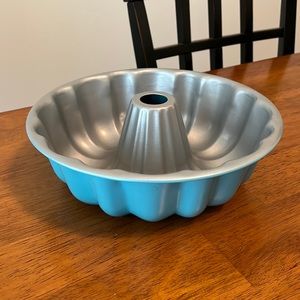 Fluted cake pan